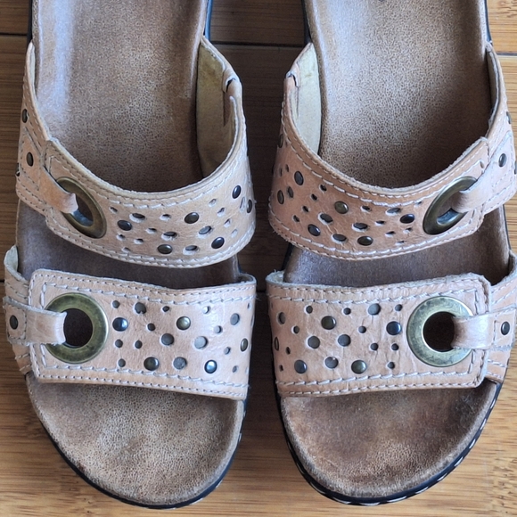 Clarks Lexi Laurel women’s 7M Tan Slide Comfort Sandal Studded Laser Cut Leather - Picture 10 of 15